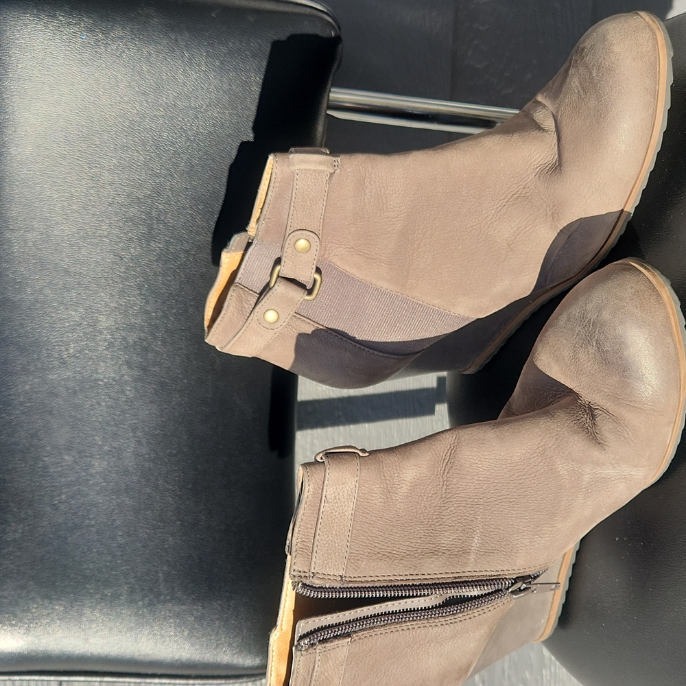 Womens zip up boot